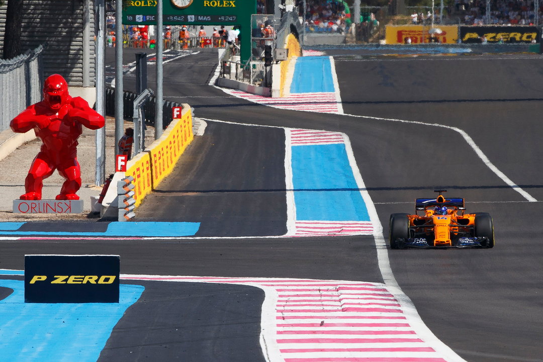 Fernando Alonso no pudo cruzar ayer la línea de meta pero acabó clasificado en la décimo sexta plaza.