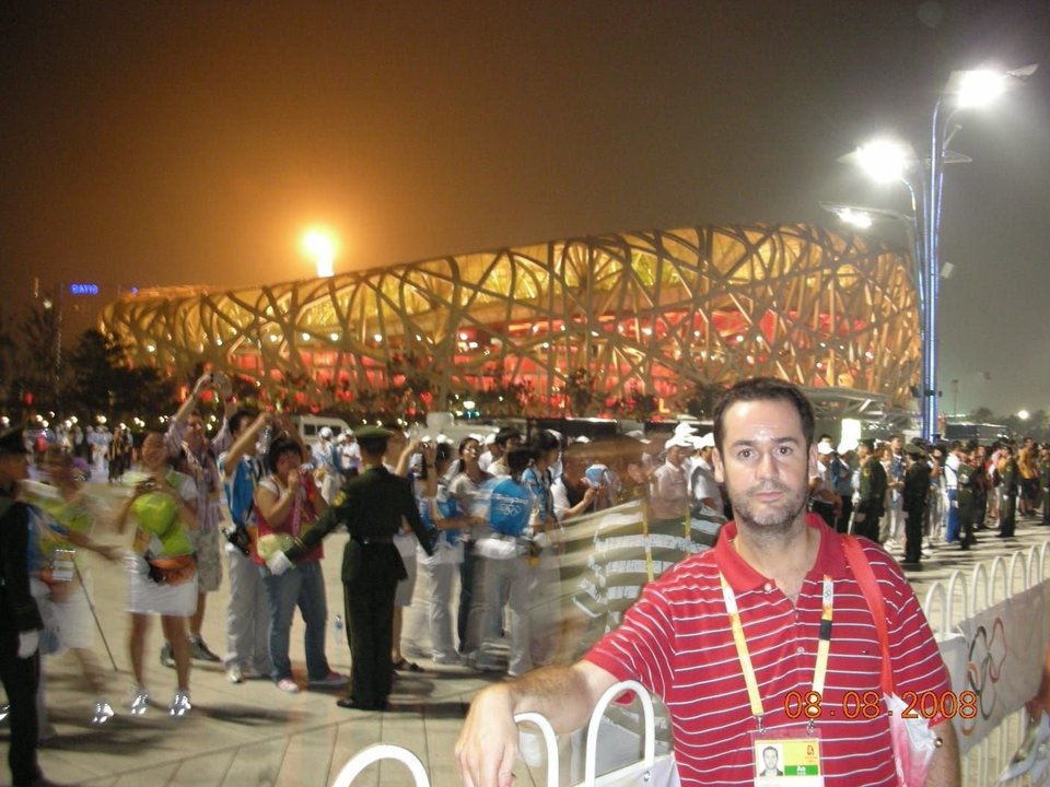 Sergio Toba, ante el estadio olímpico de Pekín en la cita olímpica de 2008, la fotografía preferida por el fisioterapeuta ourensano después de cumplir un sueño.