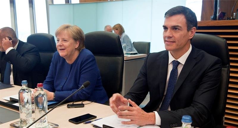 El presidente del Gobierno Pedro Sánchez, junto a la canciller alemana Ángela Merkel, durante la cumbre.
