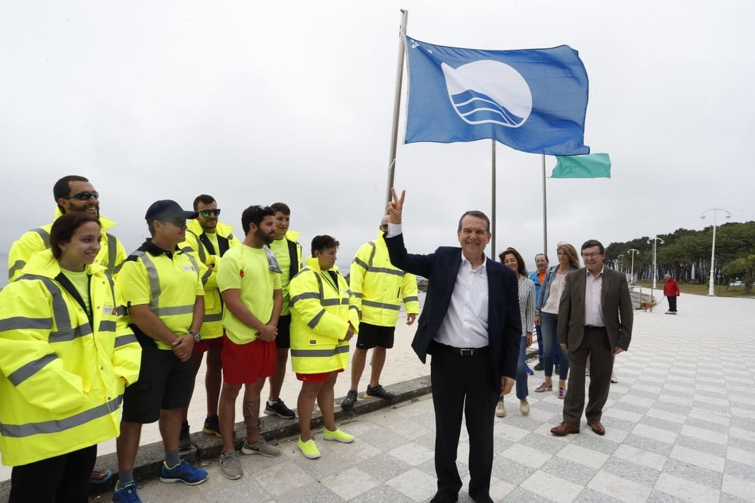 El alcalde izando la bandera azul en Samil // JV Landín
