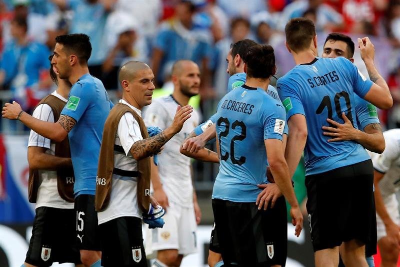 Los jugadores uruguayos celebran su victoria por 3-0 al finalizar el partido Uruguay-Rusia