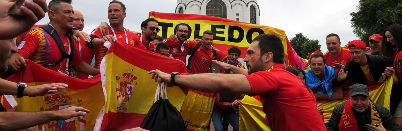 Aficionados españoles pasean por las calles de Kaliningrado a la espera del partido España- Marruecos