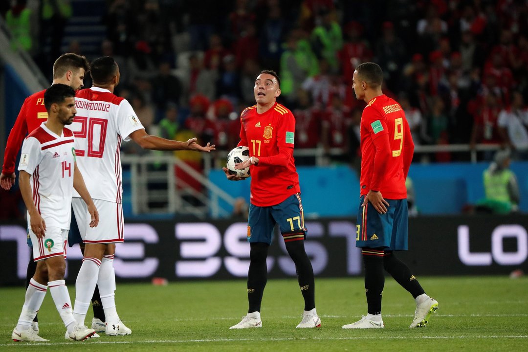 Iago Aspas, con el balón, en un instante del partido de ayer entre España y Marruecos.
