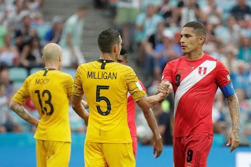 El delantero peruano Paolo Guerrero (d) y el centrocampista australiano Mark Milligan al final del partido Australia-Perú