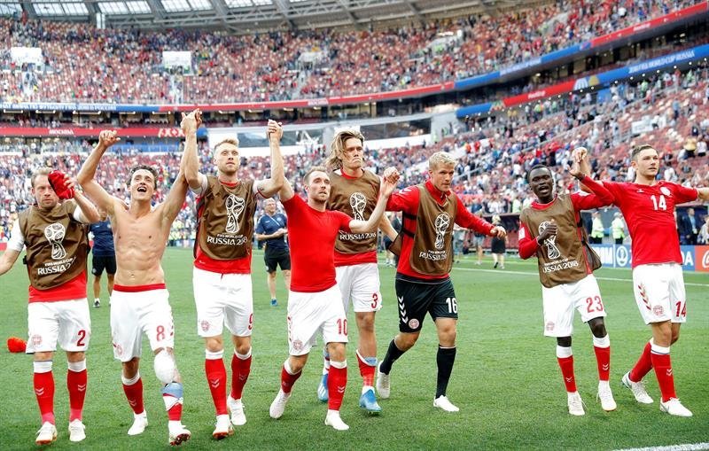 Los jugadores daneses celebran el 0-0 tras finalizar el partido Dinamarca-Francia