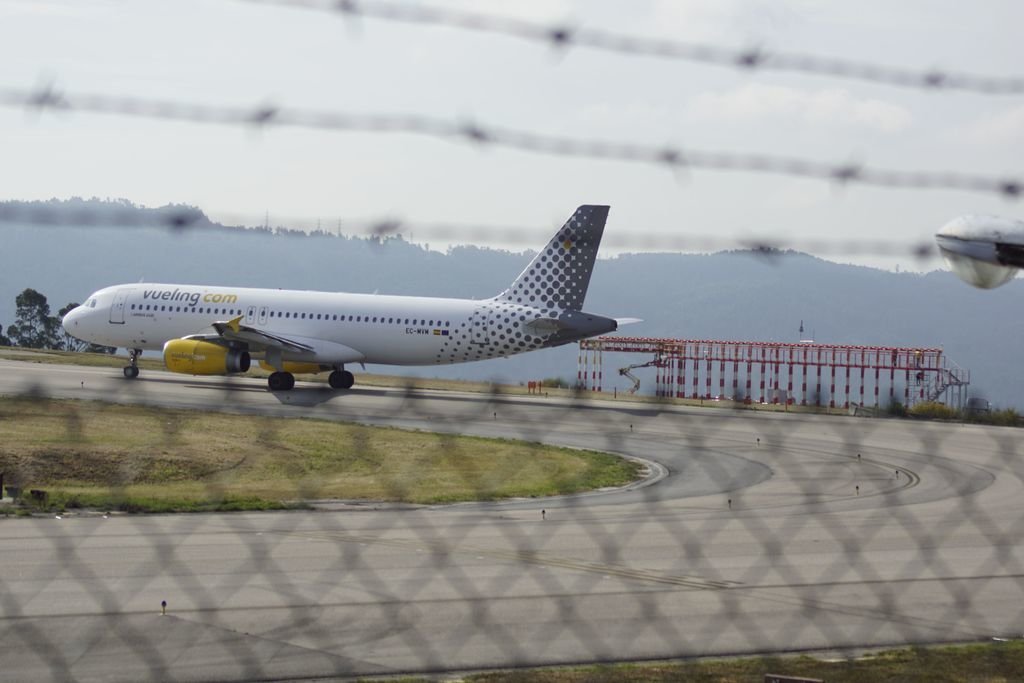Un avión de Vueling, ayer despegando desde Peinador, pasando por delante del ILS recién instalado.