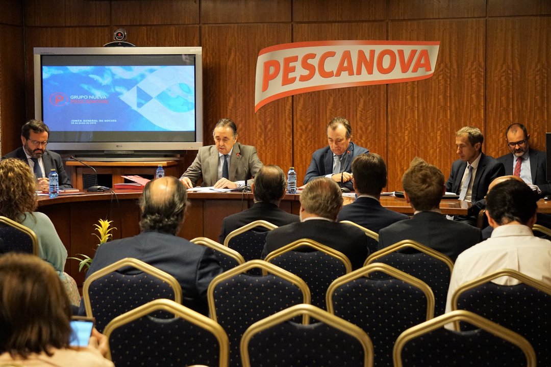 Junta de socios de Nueva Pescanova, presidida por Jacobo González-Robatto.
