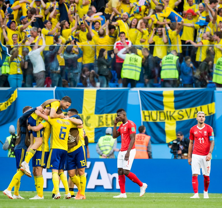 Jugadores suecos celebrando la victoria ante Suiza.