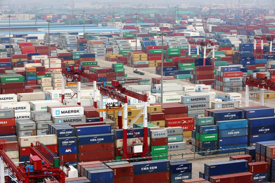 Miles de contenedores se apilan en las instalaciones del puerto chino de Qingdao.