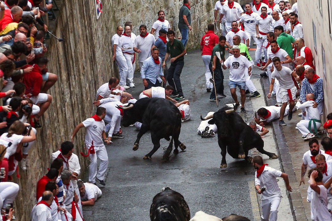 Montonera de toros y corredores en el primer encierro de los Sanfermines.