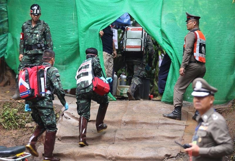 Personal médico accede a una zona restringida durante los preparativos para transportar a los niños rescatados al hospital en los alrededores de la cueva Tham Luang
