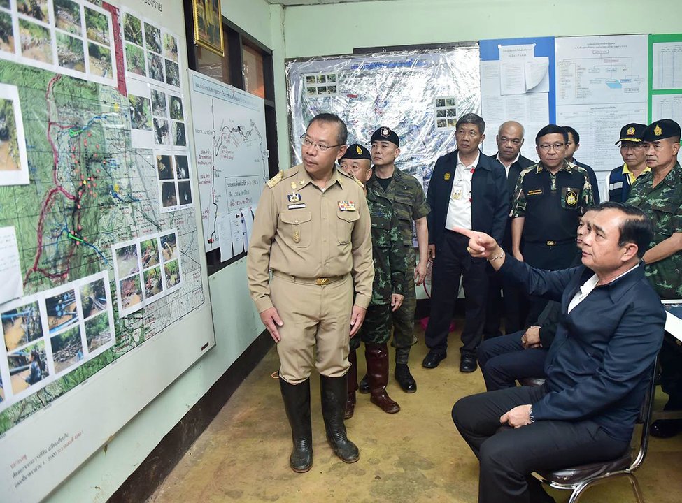 El primer ministro tailandés, Prayut Chan-o-cha, observa un mapa de la cueva de Tham Luang.
