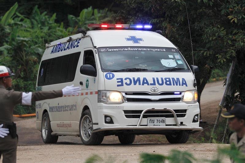 El último de los niños atrapados en la cueva Tham Luang es trasladado en ambulancia tras su rescate