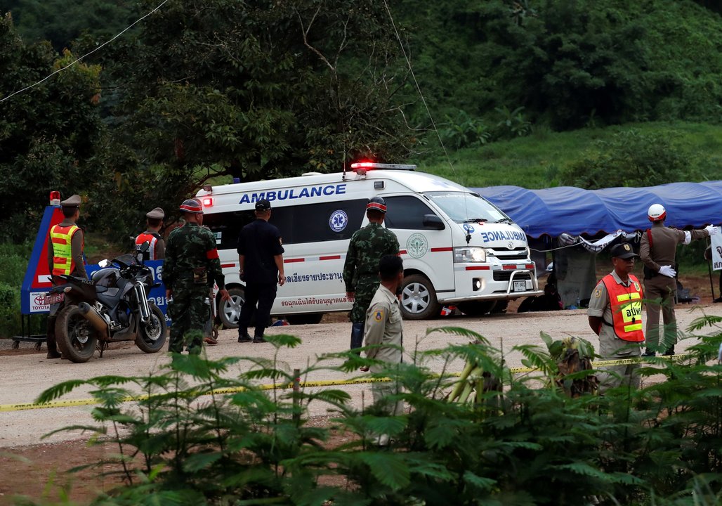 Uno de los niños que estaban atrapados en la cueva Tham Luang es evacuado en ambulancia.