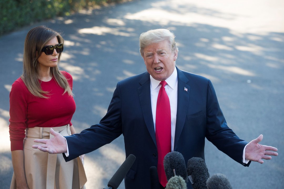 Donald Trump atiende a los medios de comunicación en presencia de su esposa Melania.
