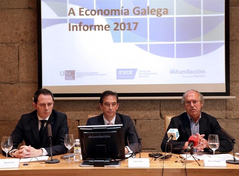 Ferro, Otero y Meixide, durante la presentación del informe del Idega en Santiago.