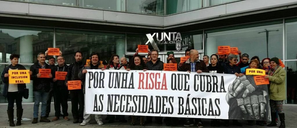 Protesta realizada ante la Xunta para reclamar mejores ayudas sociales a la Xunta.