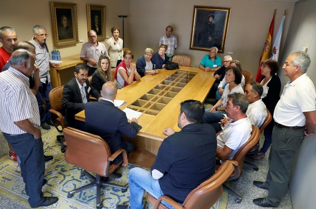 Un grupo de afectados ayer durante la visita que efectuaron al Parlamento de Galicia.