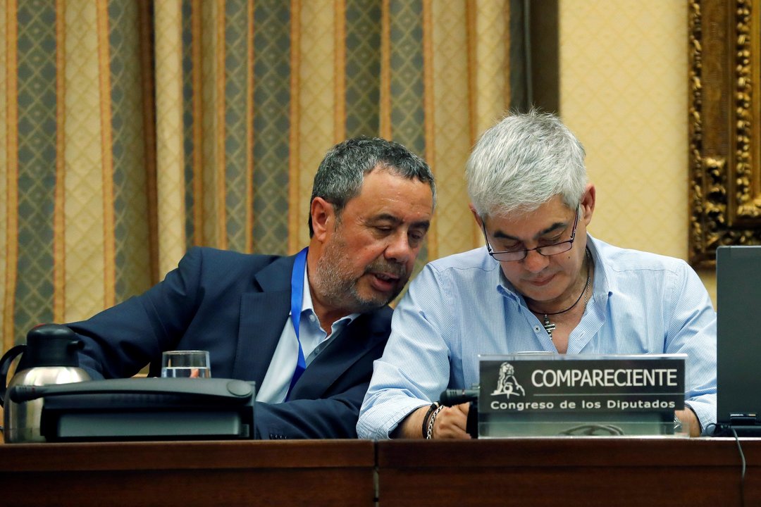 Garzón Amo (derecha), junto a su abogado en su comparecencia en la comisión del Congreso.