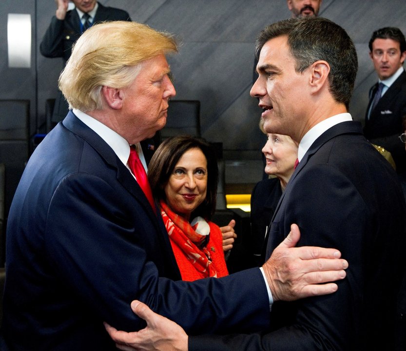 Donald Trump y Pedro Sánchez se saludan en la cumbre de la OTAN ante la mirada de Margarita Robles.