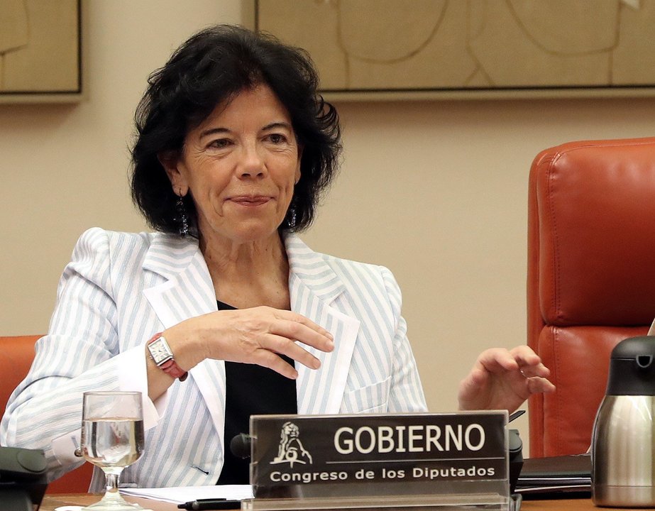 La ministra de Educación y Formación Profesional, Isabel Celaá, en su comparecencia en el Congreso.