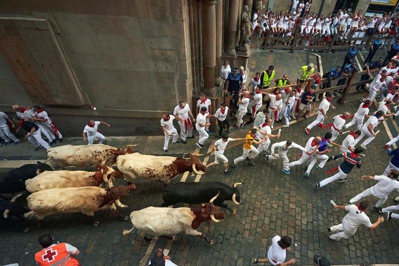 Los toros de la ganadería madrileña de Victoriano del Río Cortés a su paso por la Cuesta de Santo Domingo durante el sexto encierro