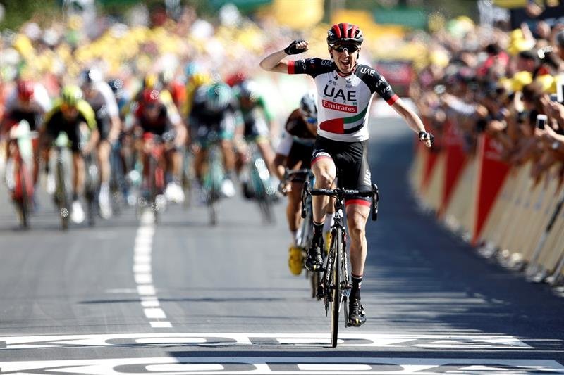 El corredor irlandés del UAE Emirates Daniel Martin celebra la victoria conseguida en la sexta etapa del Tour de Francia