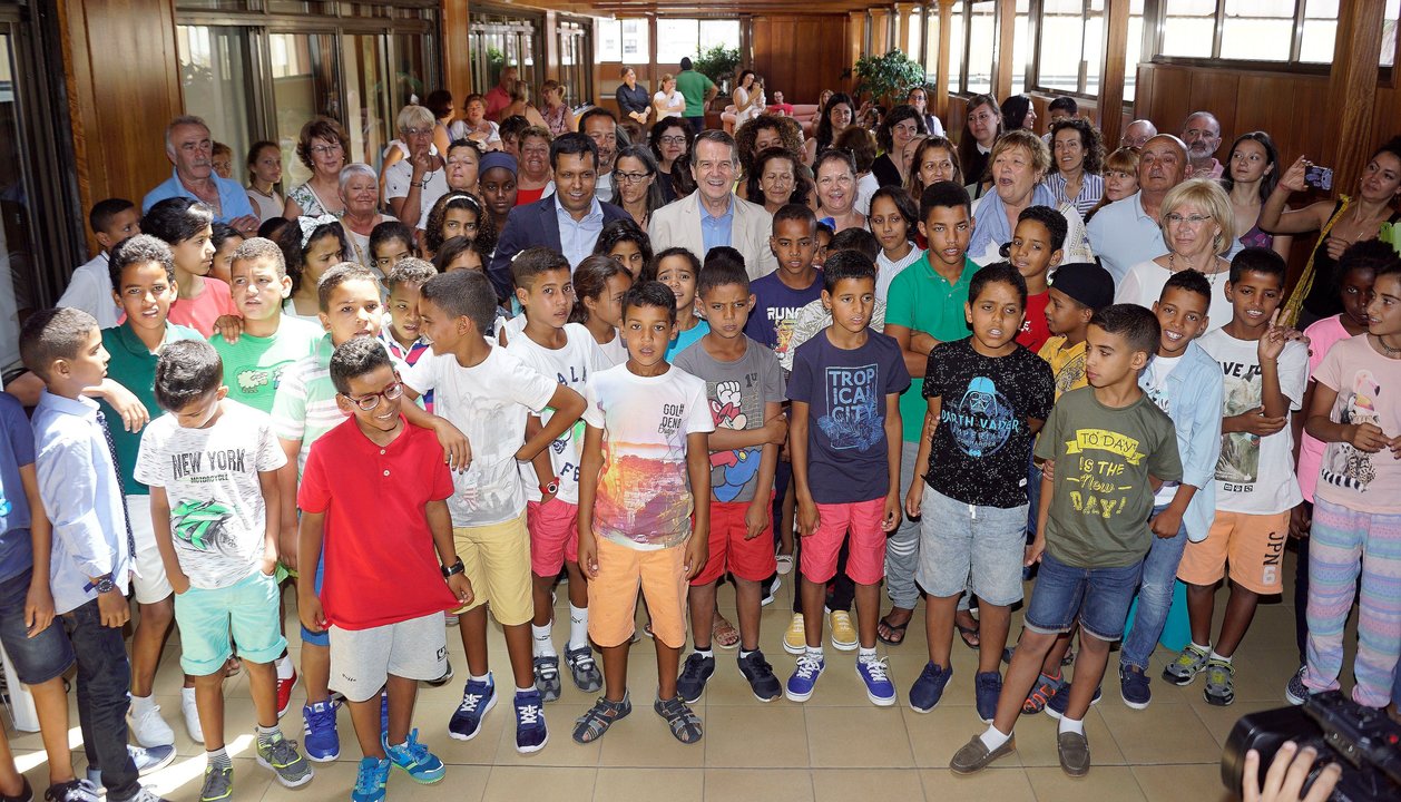 Abel Caballero saludó a los niños saharauis recién llegados para pasar el verano en Vigo y a las familias acogedoras.