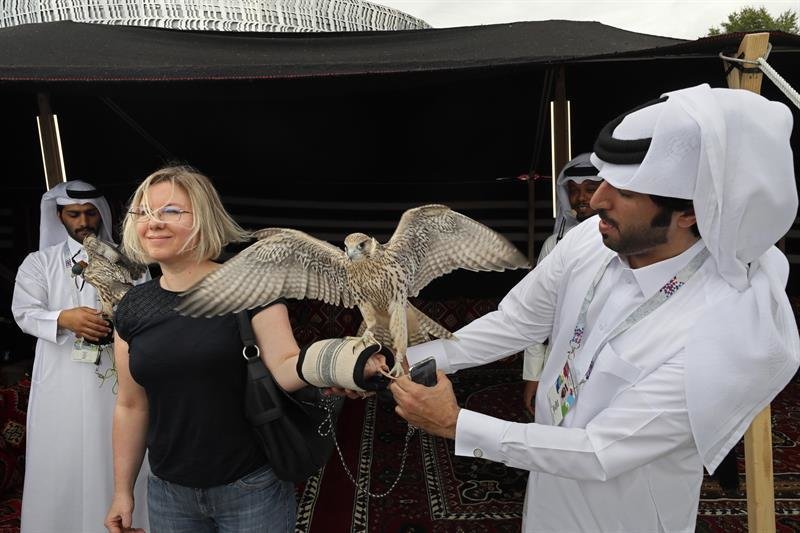 Una mujer sostiene un pájaro durante la ceremonia de inauguración del pabellón 'Majlis Qatar' y el museo multimedia 'Qatar Elements' en Moscú, Rusia