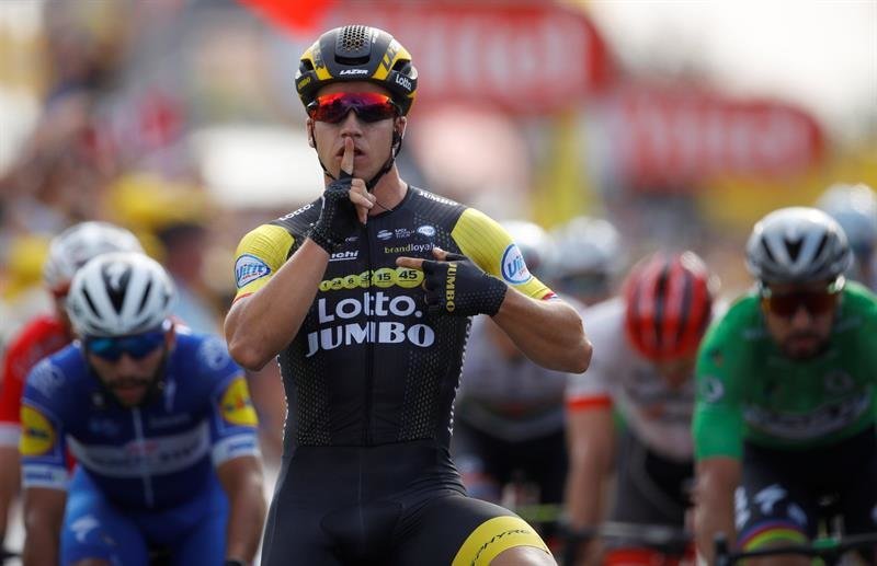 El ciclista holandés Dylan Groenewegen del equipo Lotto Jumbo celebra su victoria en la 7ª etapa del 105º Tour de Francia