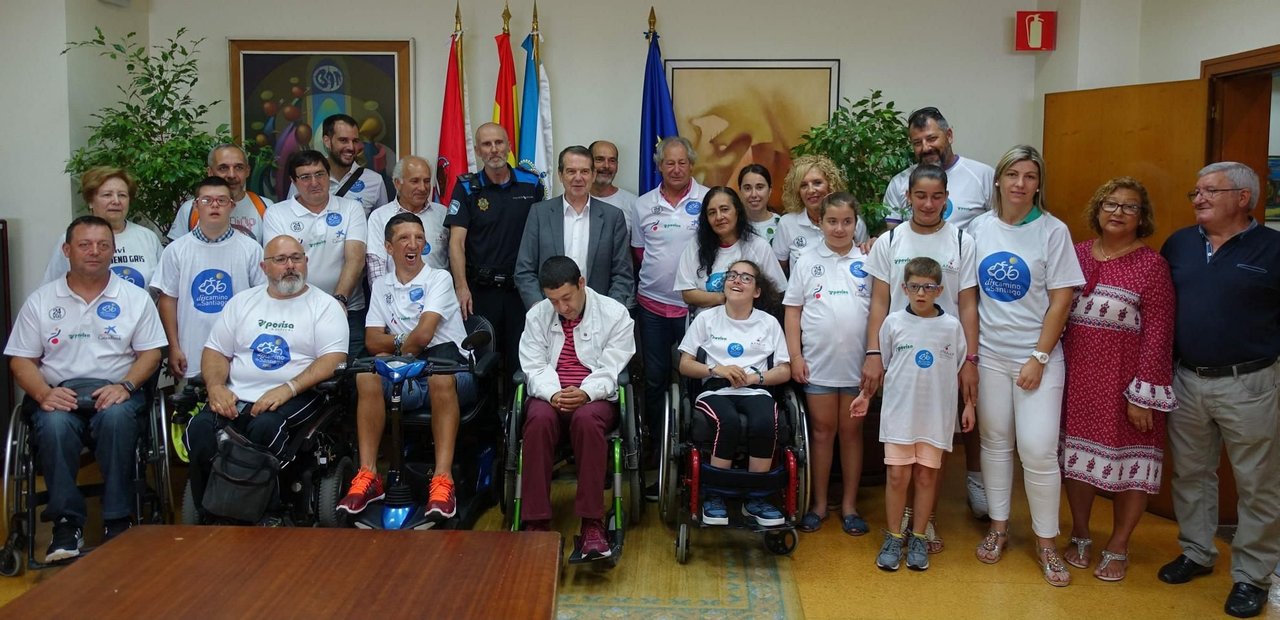El alcalde recibió a los integrantes de DisCamino 2018 que este año peregrinarán desde Roma hasta Santiago, recorriendo 2.700 kilómetros. Serán once personas con diversidad funcional las que participen en el programa.