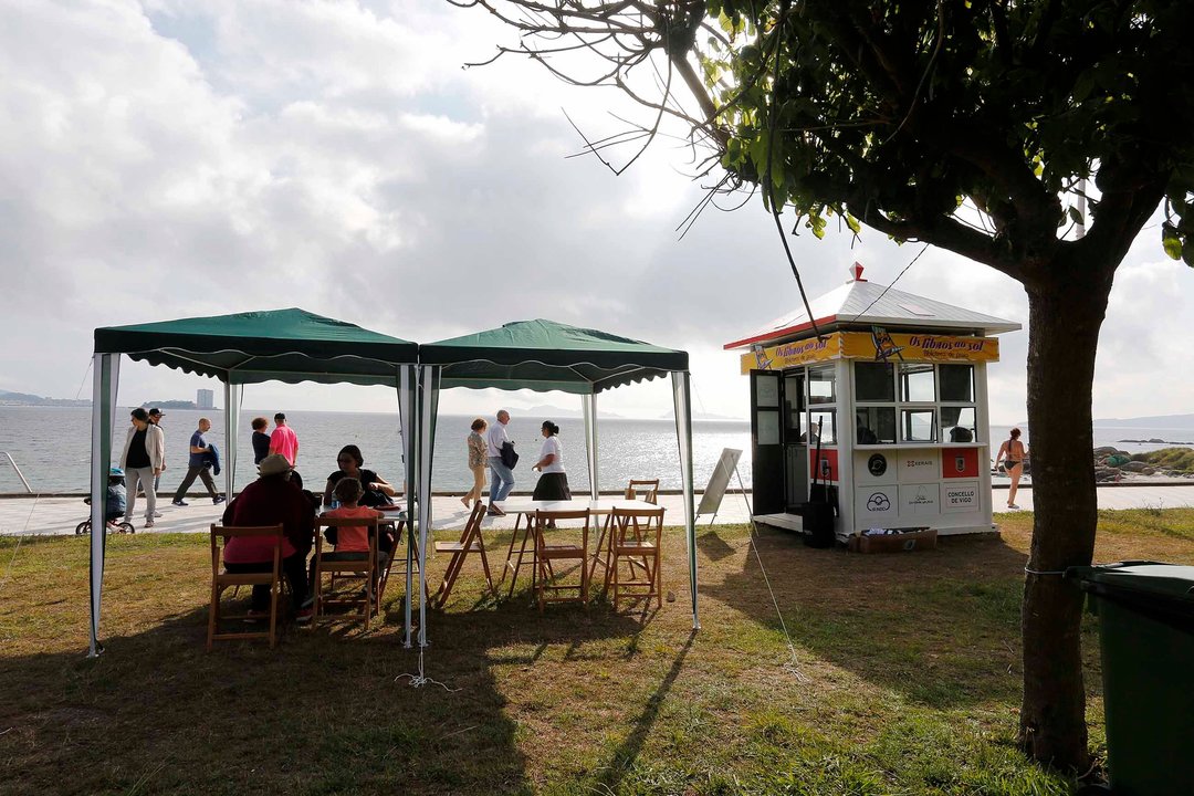 O posto de Os Libros ao Sol, a nova biblioteca de praia, ubicada no Paseo de Samil, xunto á Praia da Argazada.