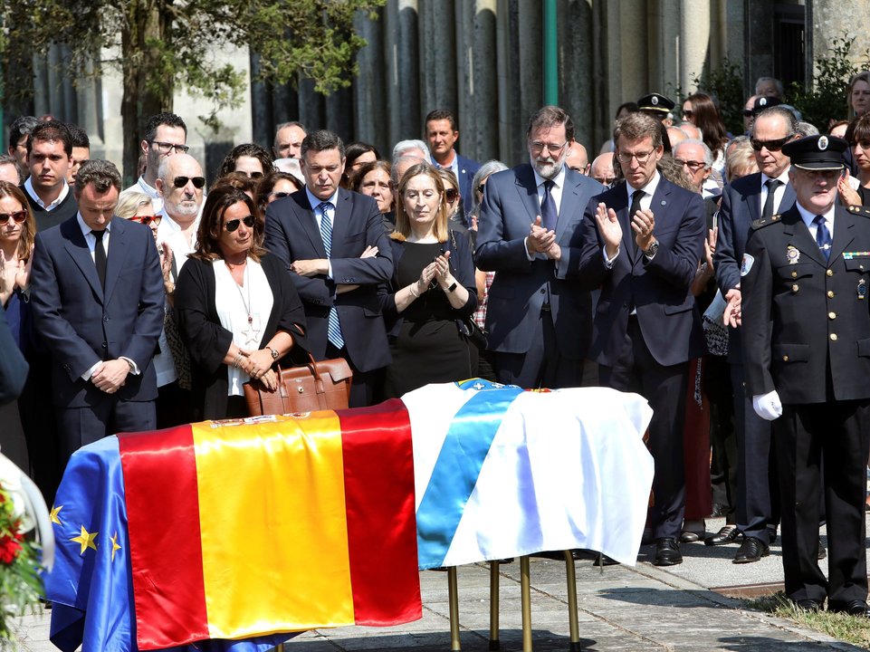Familiares y compañeros de partido, ante el féretro de Fernández Albor, cubierto con las banderas de la UE, España y Galicia.