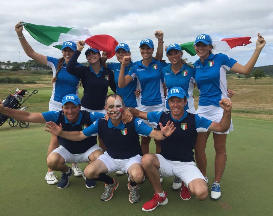 El equipo italiano celebra su victoria sobre España ayer en Suecia.
