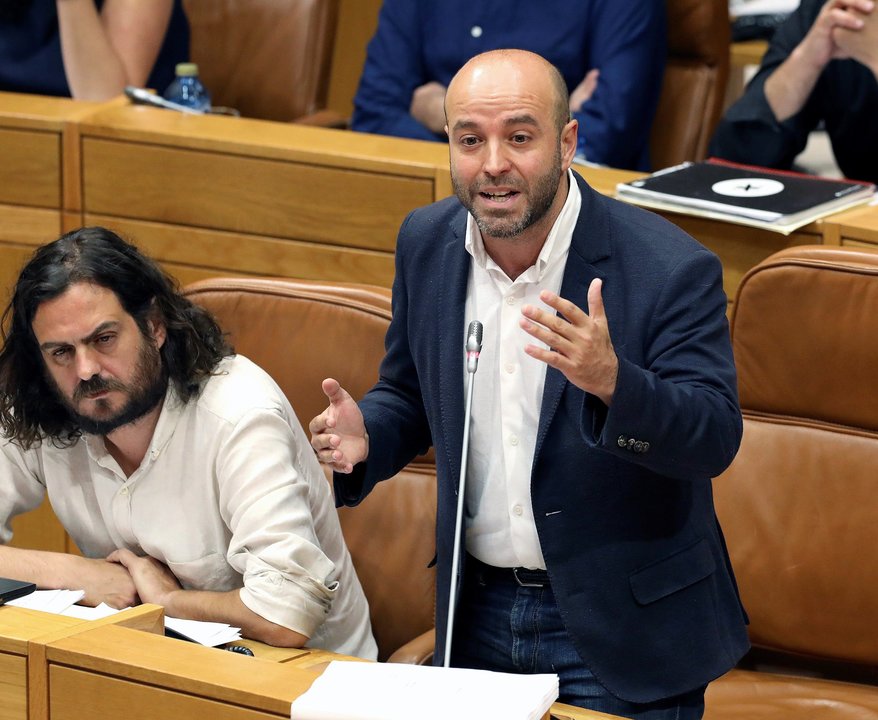 Villares, interviniendo en un pleno del Parlamento gallego, en presencia de Antón Sánchez.