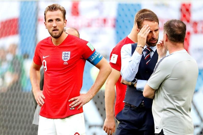 El delantero inglés Harry Kane junto al seleccionador Gareth Southgate durante la ceremonia de medallas tras el partido por el tercer puesto