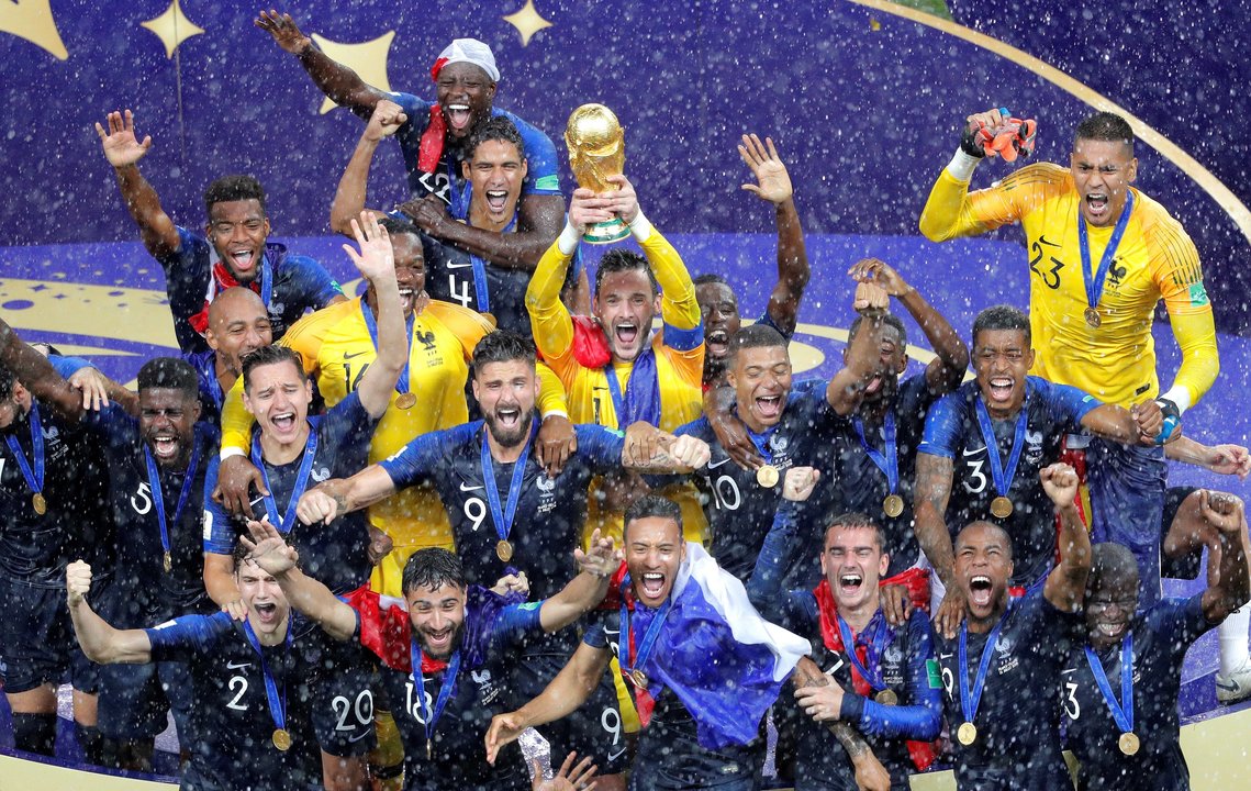 Los jugadores franceses alzan el trofeo de campeones tras imponerse a Croacia por 4-2 en la final del Mundial de Fútbol de Rusia 2018