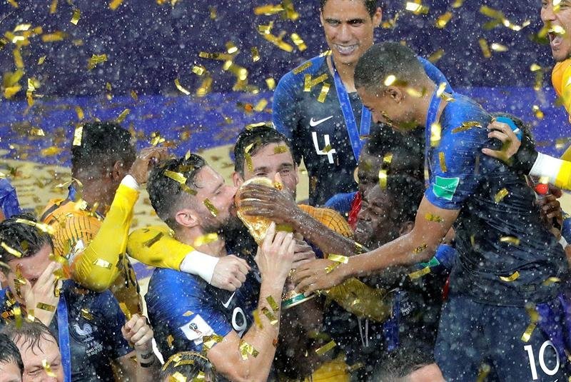 El delantero francés Olivier Giroud (c) besa el trofeo
