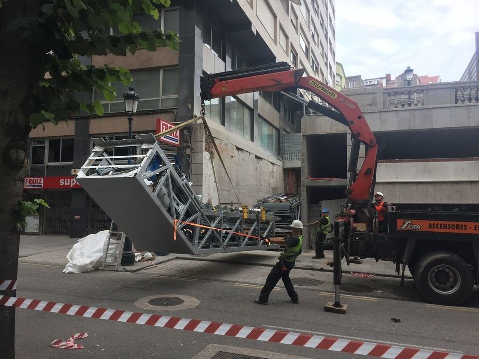 El montaje de los elementos centrales de la escalera mecánica llevó toda la mañana y la calle Uruguay estuvo cortada al tráfico.
