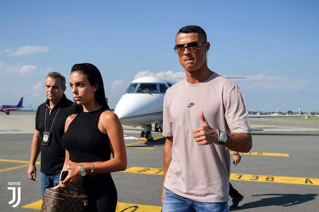 Cristiano Ronaldo aterrizó en la tarde de ayer en Turín y hoy será presentado por la Juventus.