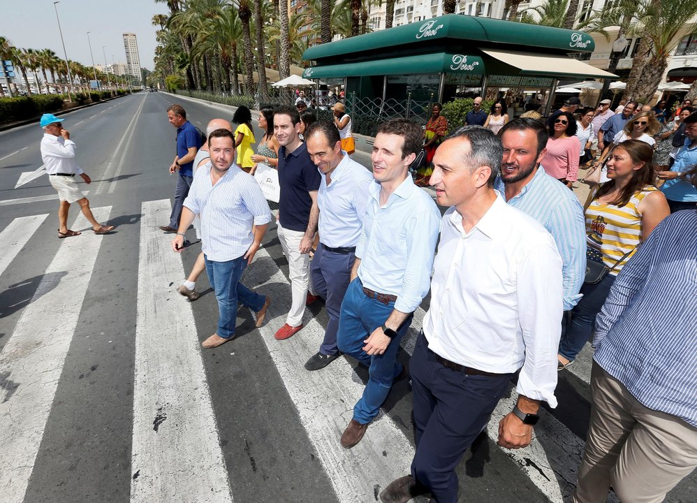 Casado, con un grupo de compañeros del PP, por las calles de Alicante.