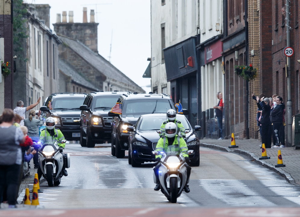 El convoy que trasladaba a Donald Trump, por las calles de la ciudad escocesa de Turnberry.