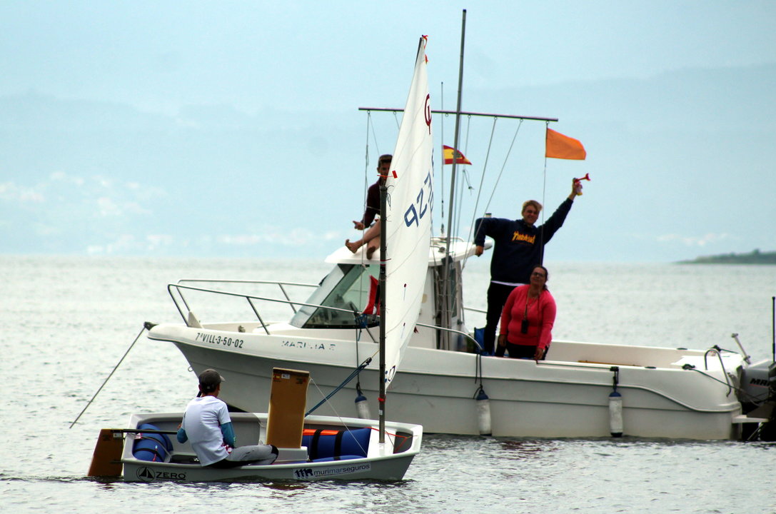 Bruno Ameneiro cruza a liña de chegada no porto de Vilagarcía.