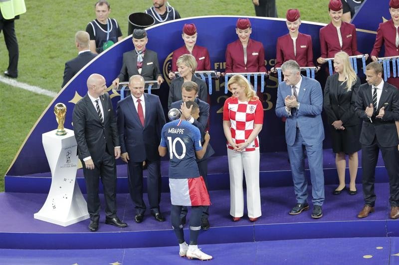 Emmanuel Macron (frente, 3i), acompañado por el presidente de la FIFA, Gianni Infantino (i), el presidente ruso, Vladimir Putin (2i), y la mandataria croata, Kolinda Grabar (4d)
