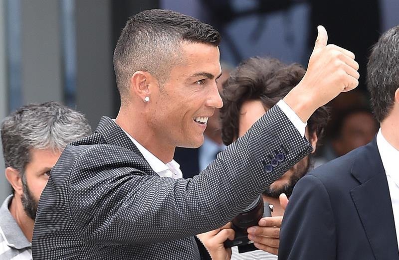El portugués Cristiano Ronaldo saluda a su llegada al J Medical