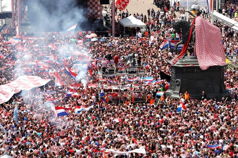 Los fanáticos de Croacia aplauden mientras esperan la llegada del equipo nacional croata en el centro de Zagreb
