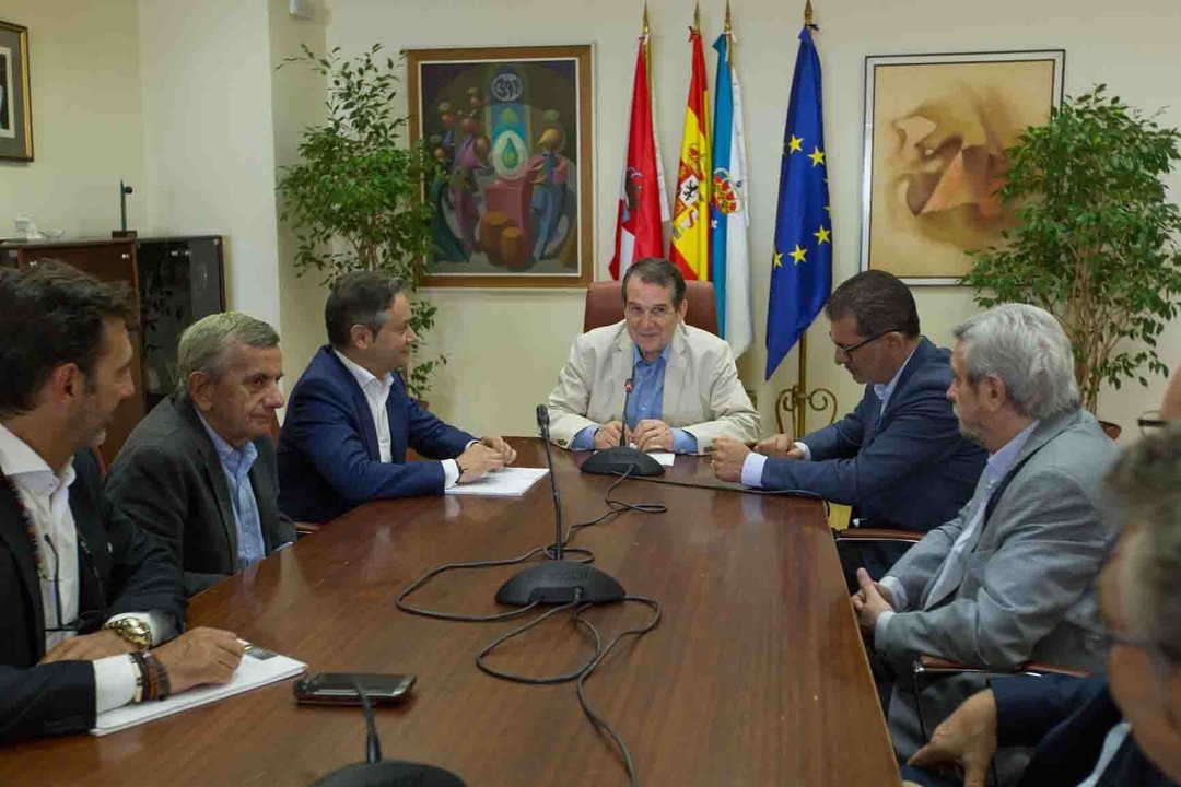 La directiva de la Federación de Usuarios del Puerto de Vigo se reunió ayer con el alcalde.