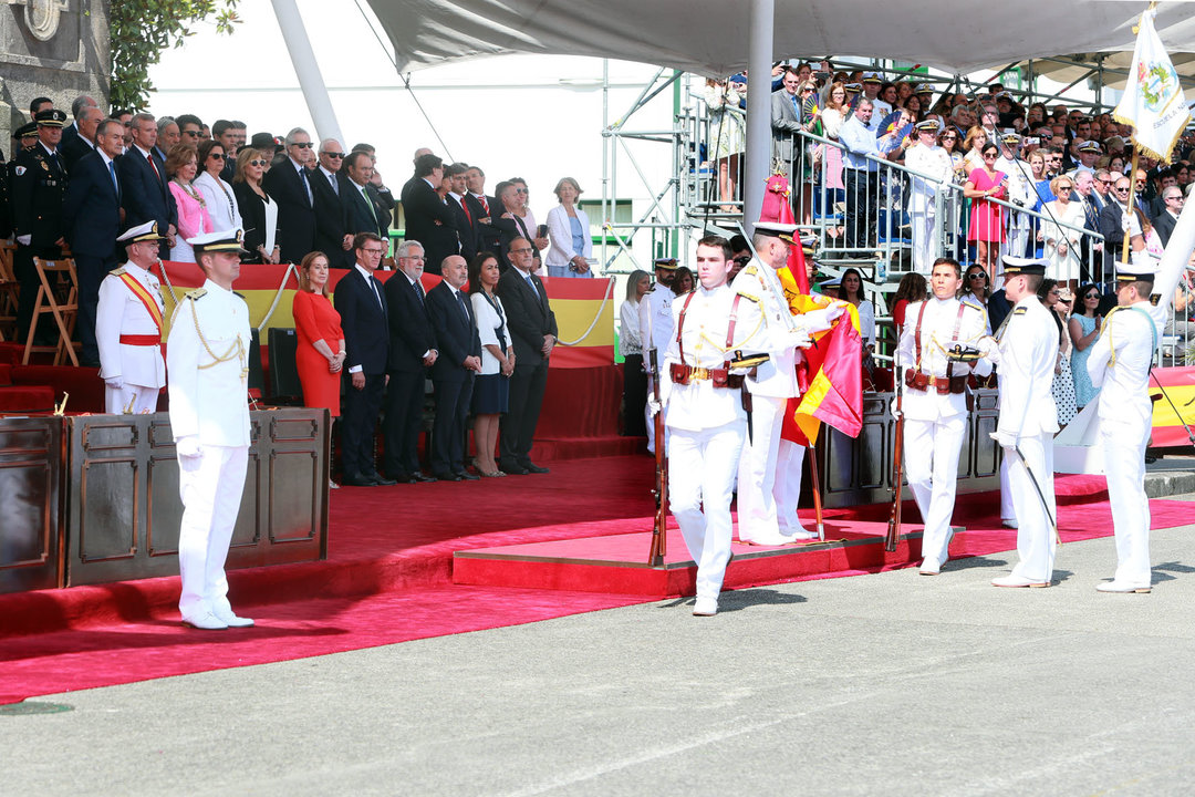 Las autoridades, presenciando la jura de bandera de los cadetes de primer curso en Marín.