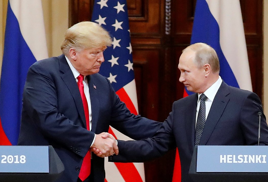 El presidente estadounidense Donald Trump y su homólogo ruso Vladmir Putin se dan un apretón de manos en la rueda de prensa conjunta.