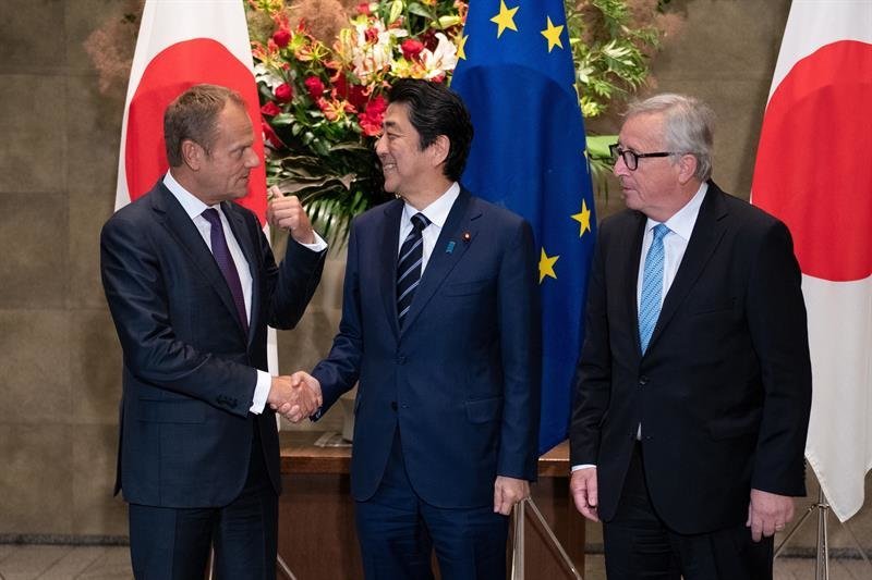 El primer ministro japonés, Shinzo Abe, recibe al presidente del Consejo de la Unión Europea, Donald Tusk, y al presidente de la Comisión Europea, Jean-Claude Junker, antes de la cumbre de la UE-Japón celebrada en Tokio